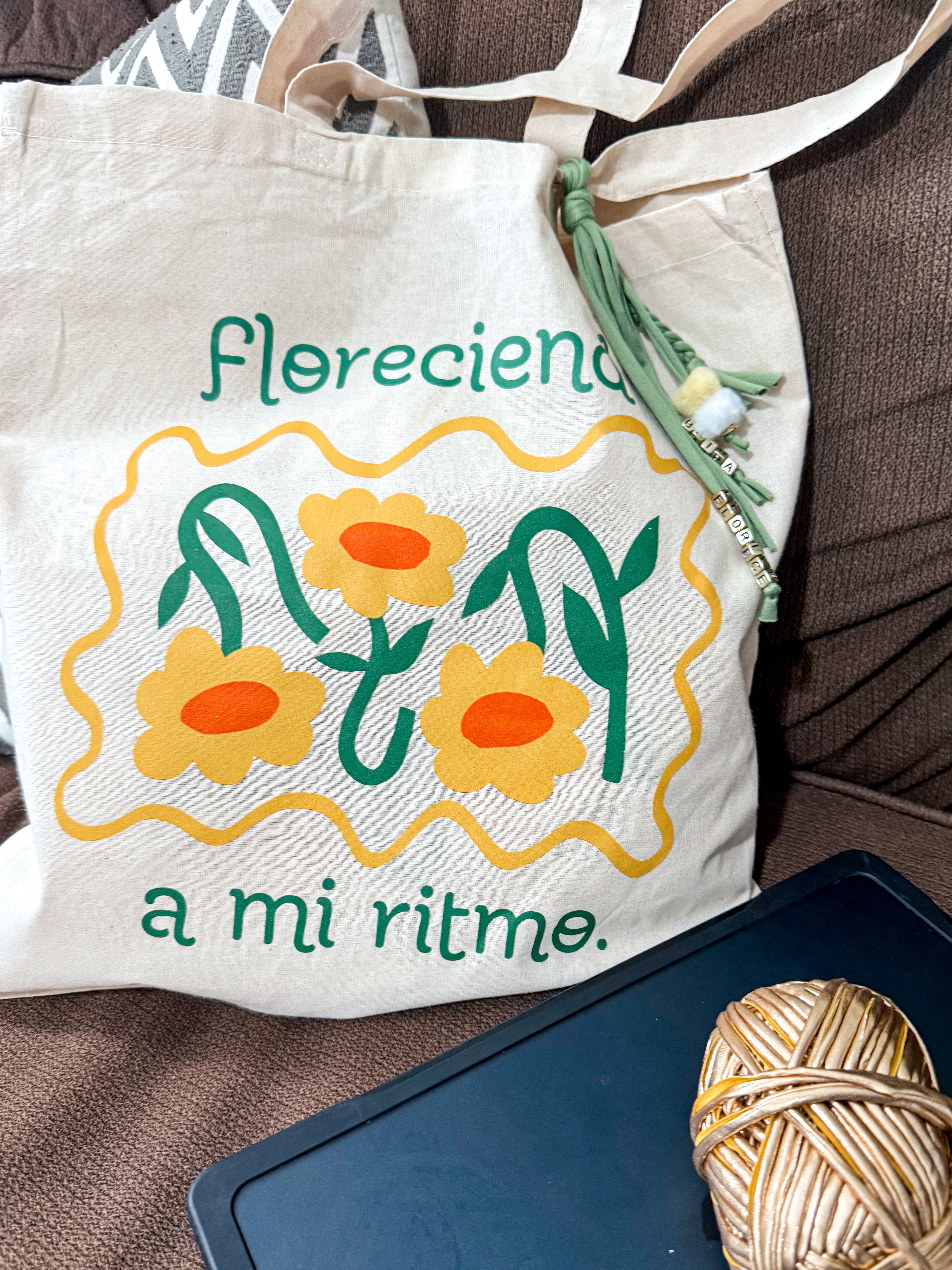 Floreciendo a mi ritmo totebag
