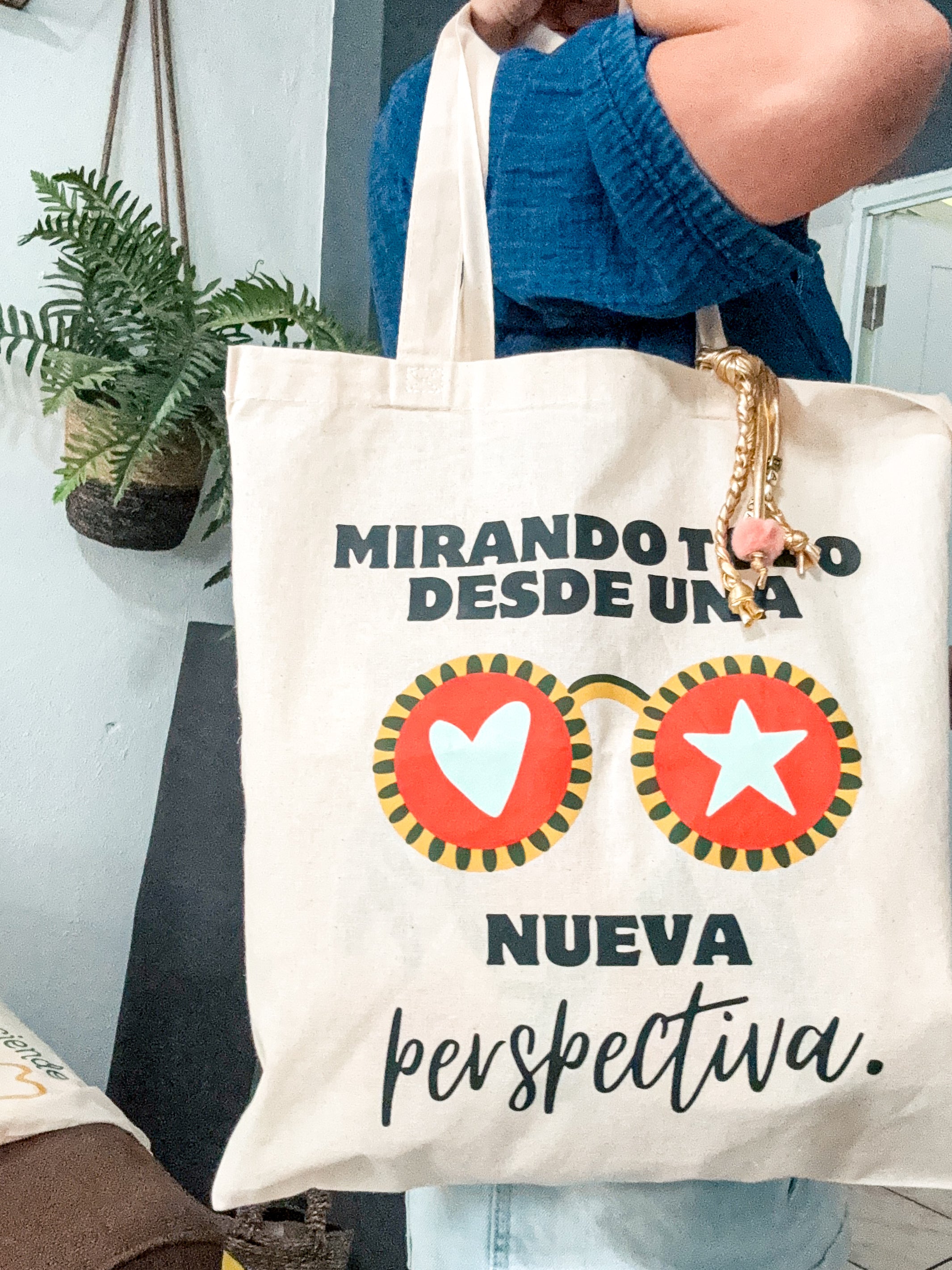 Mirando todo desde una nueva perspectiva tote bag