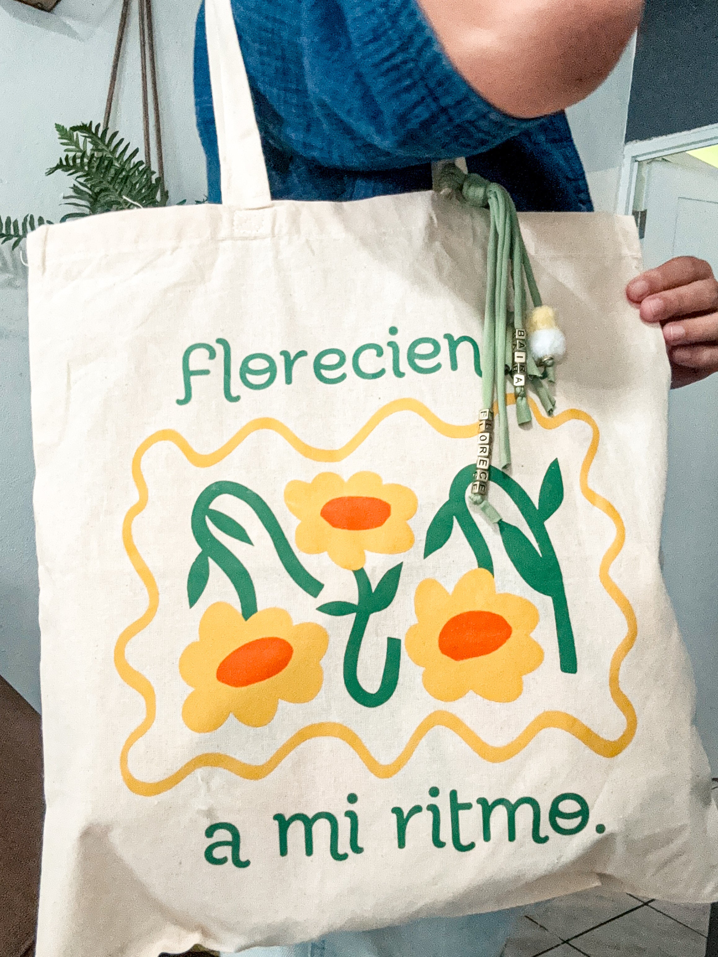 Floreciendo a mi ritmo totebag