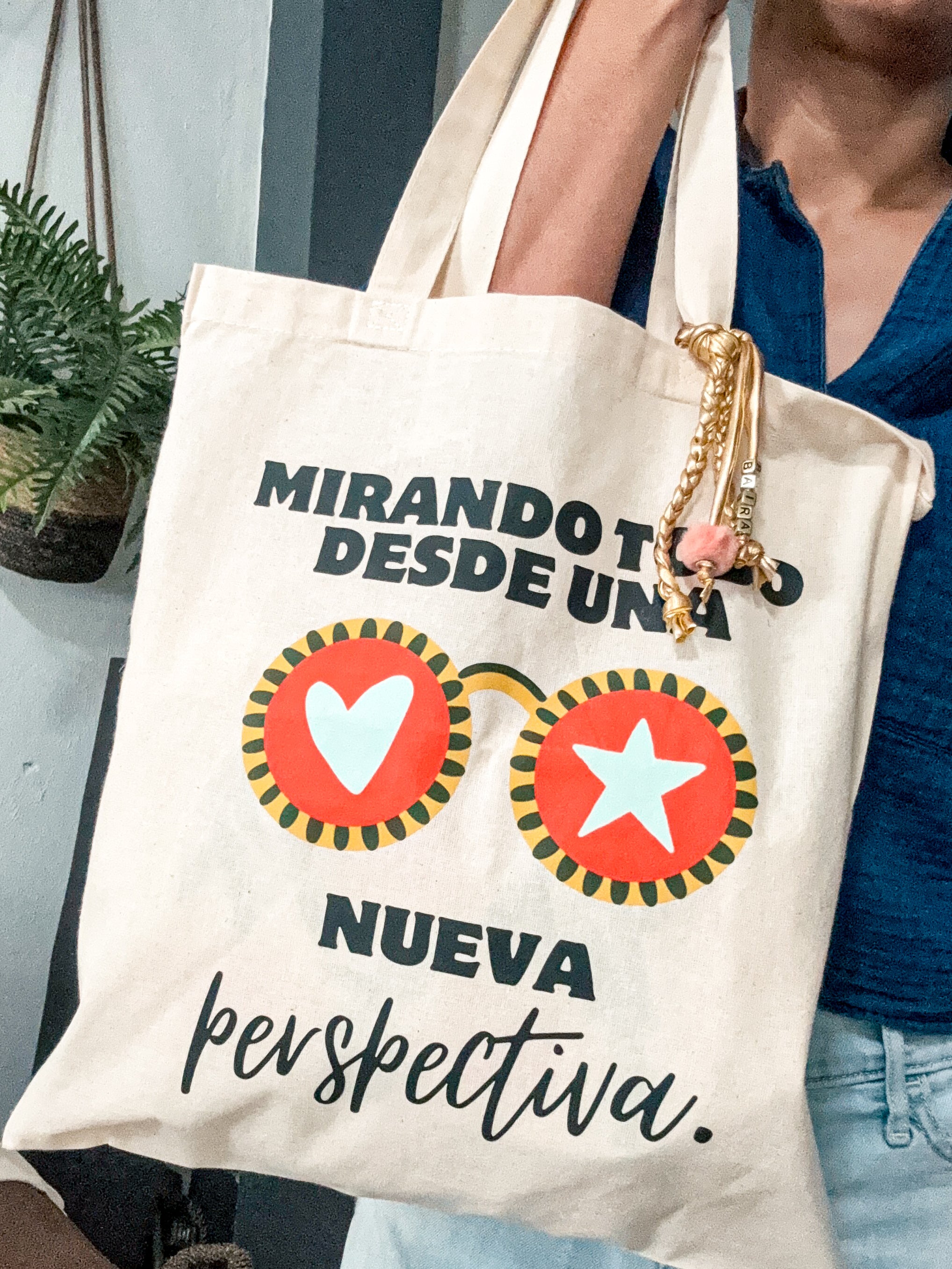 Mirando todo desde una nueva perspectiva tote bag